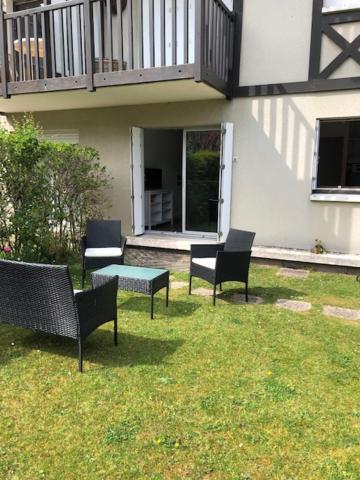 Magnifique 2P en Rez-de-jardin orienté SUD à 2 pas de la plage Cabourg Esterno foto